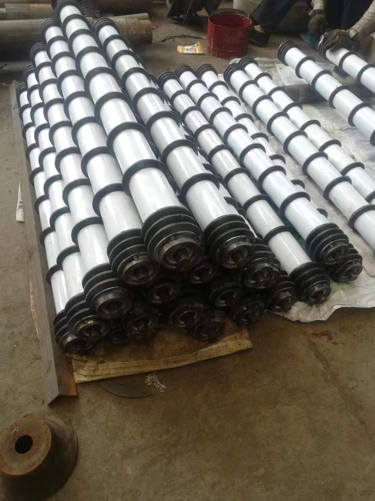 赋能带式输送机稳行——解析华工运机橡胶梳型下托辊橡胶圈的抗阻燃、抗静电与抗耐磨之道